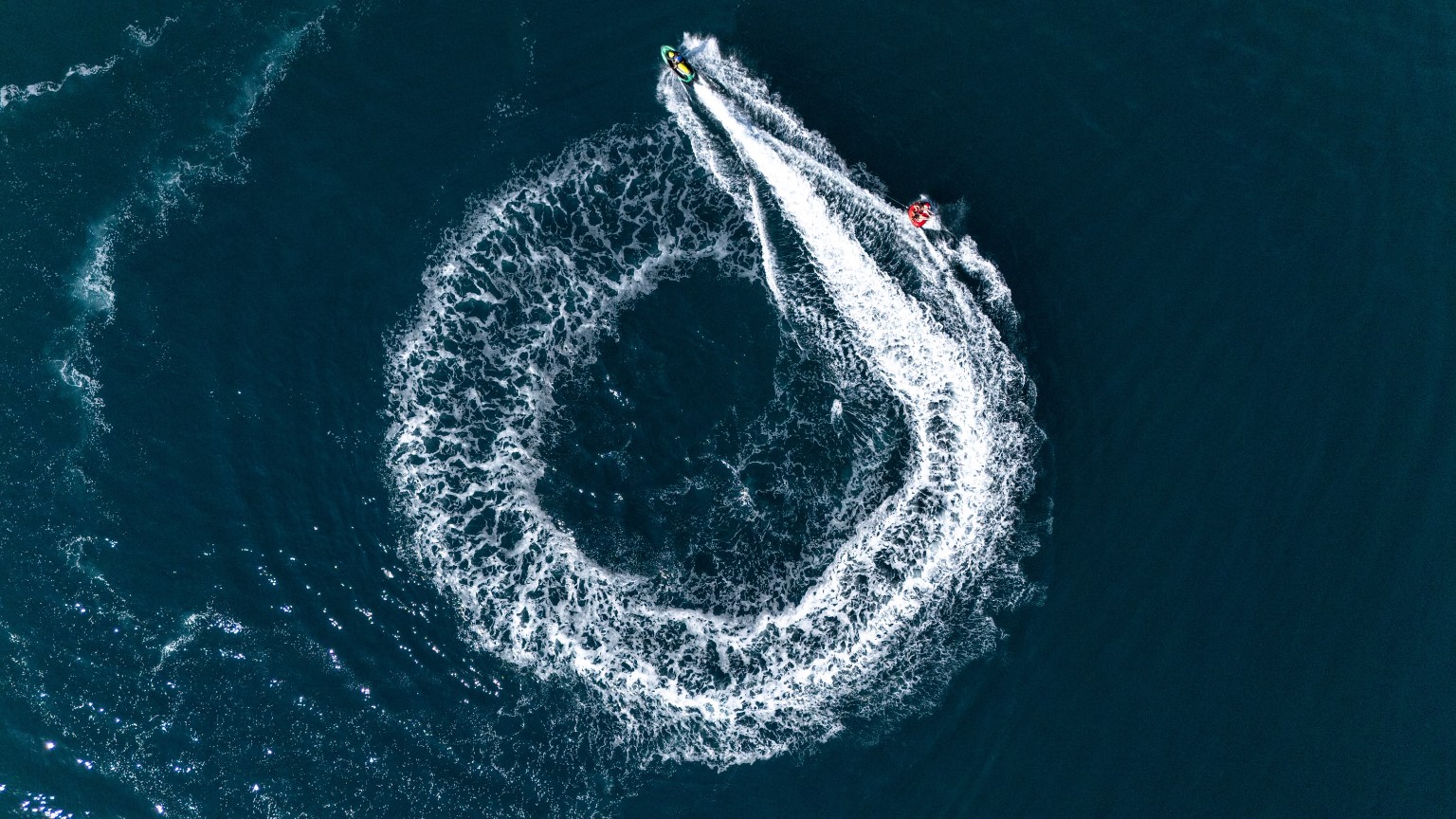 Jet ski pravi krug na otvorenom moru